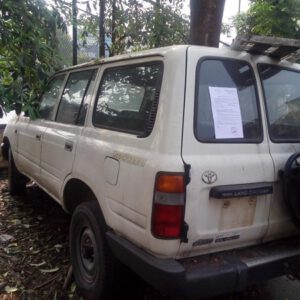 01 xe ô tô con nhãn hiệu LANDCRUISER